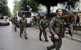 חיילים בתל אביב (צילום: REUTERS/Nir Elias)