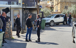 שוטרים בזירת הרצח בכפר כנא (צילום: אלי אשכנזי, וואלה!)