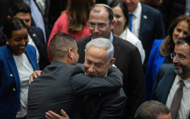 בנימין נתניהו וחברי הקואליציה לאחר אישור החוקים (צילום: יונתן זינדל, פלאש 90)