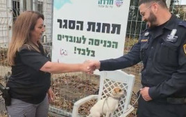 שוטרי תחנת זיכרון יעקב והכלבה  (צילום: דוברות המשטרה)