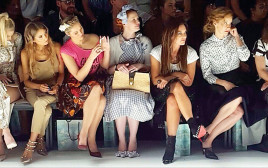 נשים בשבוע האופנה מתוך תערוכת "רגעים" בשיתוף "רוח נשית" (צילום: מוטי רייף)