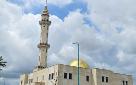 המסגד בו נערכה הסולחה ברהט (צילום: ארנולד נטייב)