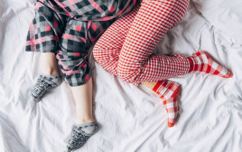 שינה עם גרביים (צילום: אינגאימג')