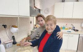 מתנדבים מבשלים עם ניצולי שואה (צילום: הקרן לרווחת נפגעי השואה)