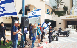 המפגינים מול ועידת איגוד התאגידים העירוניים ברשויות המקומיות (צילום: יובל בגנו)