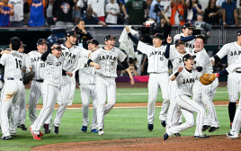 נבחרת יפן חוגג זכייה באליפות העולם בבייסבול (צילום: GettyImages, Gene Wang)
