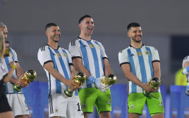 שחקני נבחרת ארגנטינה מחקים את התנועה המפורסמת של השוער דיבו מרטינס מגמר המונדיאל (צילום: GettyImages, Marcelo Endelli)