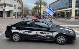 ניידת משטרה חוסמת תנועה לקראת הפגנה בתל אביב (צילום: אבשלום ששוני)