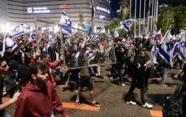 מפגינים נגד הרפורמה בתל אביב (צילום: אבשלום ששוני)