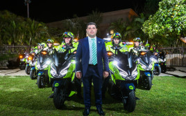 מנכ"ל ידידים ישראל אלמסי והאופנועים החדשים (צילום: אוראל עזרא)