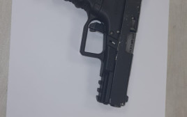 האקדח שנתפס (צילום: דוברות המשטרה)