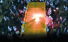 כרזת ענק של מגילת העצמאות בהפגנה בתל אביב בחודש שעבר (צילום: גילי יערי, פלאש 90)