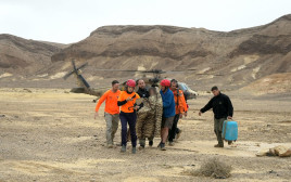 חילוץ הנעדרת בנחל ציחור (צילום: דוברות המשטרה)