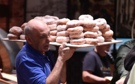 מאפיית אבולעפיה בתום הפסח (צילום: אבשלום ששוני)