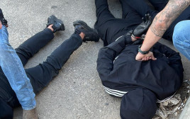 מעצר החשודים בניסיון ההתנקשות (צילום: דוברות המשטרה)