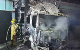 משאית נשרפה באזור הגליל (צילום: דוברות כב"ה צפון)