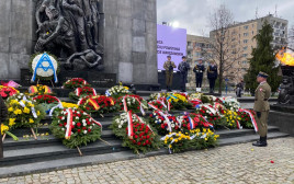ערימות של זרים ליד האנדרטה להנצחת לוחמי מרד גטו ורשה (צילום: מאיר עוזיאל)