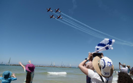 אנשים צופים במטס יום העצמאות בתל אביב (צילום: אבשלום ששוני)