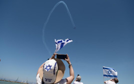 אנשים צופים במטס יום העצמאות בתל אביב (צילום: אבשלום ששוני)