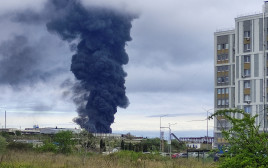 השריפה בחצי האי קרים שנגרמה ככל הנראה מפגיעת מזל"ט במתקן נפט (צילום: REUTERS/Stringer)