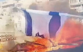 בסרטון טיקטוק: דגל ישראל ששרף החשוד במעשה, תושב מזרח ירושלים (צילום: דוברות המשטרה)