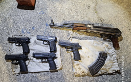 כלי הנשק שנתפסו בפשיטה של יחידת מג"ן בכפר א-סוואחרה (צילום: דוברות המשטרה)