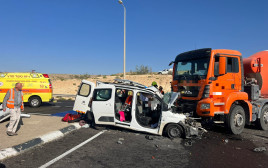 זירת התאונה בכביש 40 (צילום: דוברות כבאות והצלה)