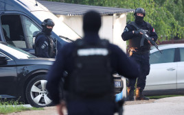 משטרת סרביה במצוד אחר היורה שרצח עשרה בני אדם (צילום: REUTERS/Antonio Bronic)