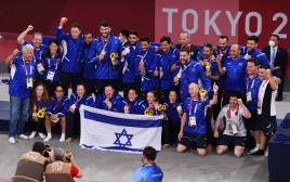 נבחרת ישראל בג'ודו חוגגת עם המדליות (צילום: רויטרס)