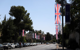 דגלי בריטניה וישראל (צילום: REUTERS/Ammar Awad)