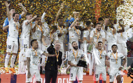 קארים בנזמה ושחקני ריאל מדריד מניפים את גביע המלך 2023 אחרי ניצחון בגמר על אוסאסונה (צילום: רויטרס)