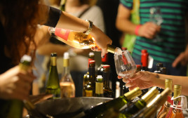 פסטיבל היין בפתח תקווה. האורחים יקבלו בכניסה גביע לטעימת יין (צילום: דוברות עיריית פתח תקווה)