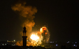 תקיפה בעזה (צילום: YOUSSEF MASSOUD / AFP)