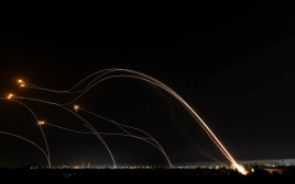 שיגור כיפת ברזל (צילום: REUTERS/Ronen Zvulun)