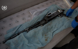 הנשק שנמצא מוסלק בספה בנצרת (צילום: דוברות המשטרה)