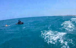 חילוץ אופנוע ים שנסחף לעבר שובר הגלים (צילום: דוברות המשטרה)