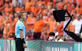 השופט אוראל גרינפלד מביט במוניטור לאחר קריאת VAR במשחק של נבחרת הולנד מול נבחרת אוסטריה (צילום: רויטרס)