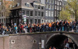 תיירים באמסטרדם (צילום: צילום מסך אינסטגרם)