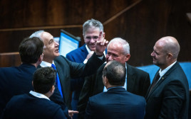 בנימין נתניהו וחברי סיעת הליכוד בכנסת (צילום: אוליבייה פיטוסי פלאש 90 )