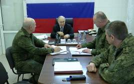 פוטין עם חיילים רוסים (צילום: רויטרס)