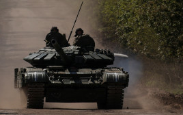 טנק אוקראיני בפאתי בחמוט (צילום: רויטרס)