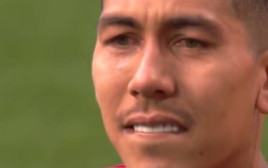 שחקן ליברפול רוברטו פירמינו בוכה במשחק הפרידה שלו לעיני הקהל באצטדיון אנפילד (צילום: צילום מסך, ספורט1)