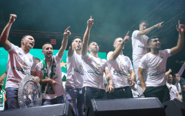 שחקני מכבי חיפה בחגיגות האליפות (צילום: מאור אלקסלסי)