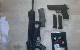כלי הנשק שנמצאו ברכבו של החשוד בתקיפת אשתו (צילום: דוברות המשטרה)