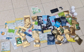 שקיות עם חומרים החשודים כסמים (צילום: דוברות המשטרה)