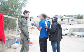 מעצר חשוד בפזורה הבדואית (צילום: דוברות המשטרה)
