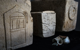 ארנות הקבורה שנמצאו במערה במשהד (צילום: יולי שוורץ, רשות העתיקות)