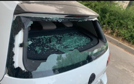 נזק מיידוי אבנים שנגרם לרכב (צילום: דוברות המשטרה)