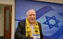 חבר הכנסת דודי אמסלם עם צעיף בית"ר ירושלים (צילום: צילום מסך, מתוך טוויטר)