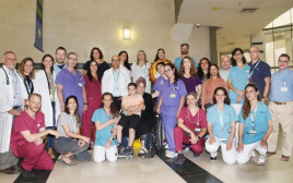 בני משפחת דומנוביץ והצוות הרפואי בסורוקה (צילום: רחל דוד, סורוקה)
